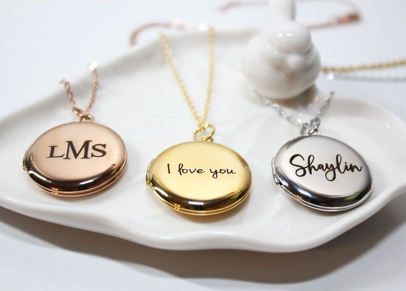 Puede incluir: Tres collares con medallones personalizados en oro rosa, oro y plata. El medall&oacute;n de oro rosa tiene las iniciales "LMS", el medall&oacute;n de oro dice "I love you" y el medall&oacute;n de plata dice "Shaylin". Cada medall&oacute;n est&aacute; en una cadena delicada.