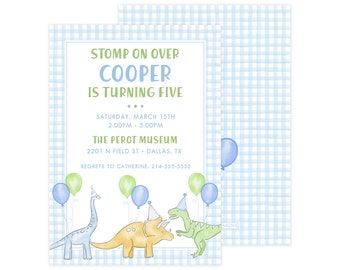 Peut inclure: Une invitation à un anniversaire sur le thème des dinosaures, avec un motif vichy bleu et blanc. L'invitation indique "Stomp on Over Cooper is Turning Five" avec une date et une heure pour la fête au Perot Museum de Dallas, Texas. L'invitation représente un dinosaure bleu, jaune et vert avec un ballon vert, bleu et jaune.