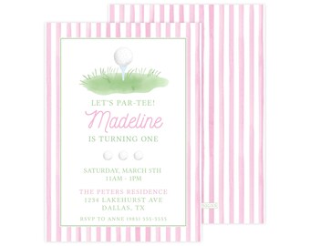Op de afbeelding: Roze en witte gestreepte uitnodiging met een golfbalafbeelding. De tekst luidt "Let's Par-Tee! Madeline wordt één. Zaterdag 5 maart 11:00-13:00 uur. The Peters Residence 1234 Lakehurst Ave Dallas, TX. RSVP aan Anne (985) 555-5555."