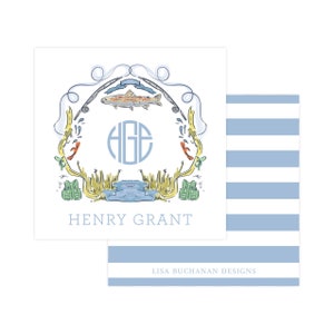 K&ouml;nnte beinhalten: Ein blau-wei&szlig; gestreifter Hintergrund mit einer wei&szlig;en Karte, die eine handgezeichnete Illustration einer Angelszene zeigt. Die Illustration enth&auml;lt einen Fisch, Angelruten, einen See und ein Monogramm mit den Initialen "HGE". Der Text "HENRY GRANT" ist unter der Illustration gedruckt. Der Text "LISA BUCHANAN DESIGNS" ist unter dem gestreiften Hintergrund gedruckt.