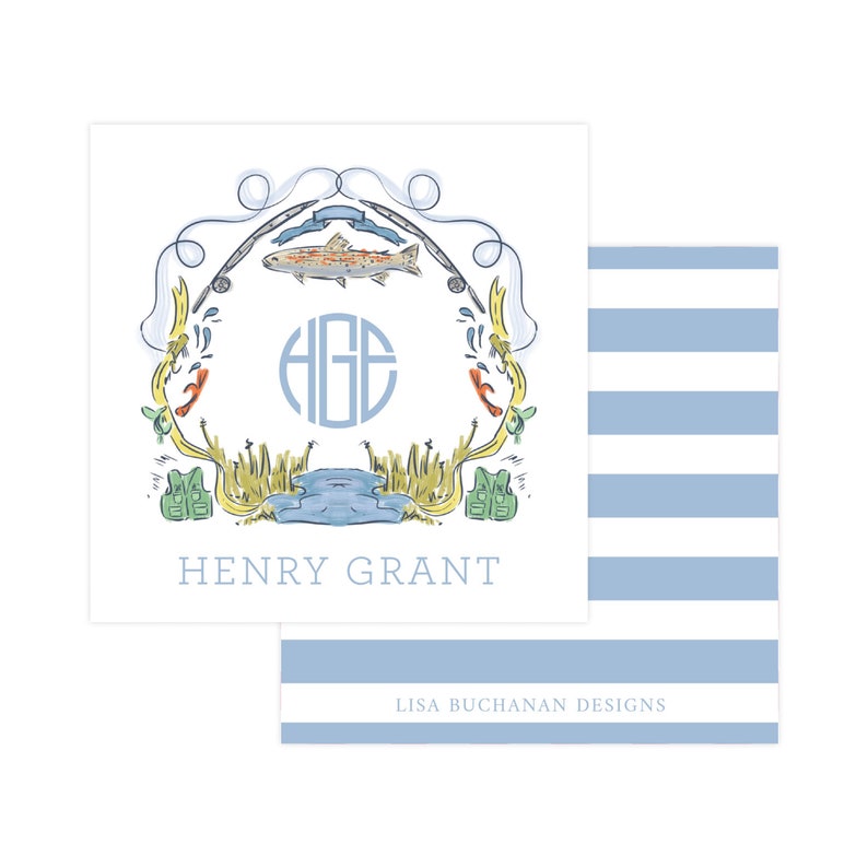 K&ouml;nnte beinhalten: Ein blau-wei&szlig; gestreifter Hintergrund mit einer wei&szlig;en Karte, die eine handgezeichnete Illustration einer Angelszene zeigt. Die Illustration enth&auml;lt einen Fisch, Angelruten, einen See und ein Monogramm mit den Initialen "HGE". Der Text "HENRY GRANT" ist unter der Illustration gedruckt. Der Text "LISA BUCHANAN DESIGNS" ist unter dem gestreiften Hintergrund gedruckt.