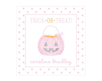 以下が含まれることがあります： ピンクと白のハロウィーンをテーマにした正方形のデザイン。ピンクのかぼちゃ型のキャンディーバッグが描かれています。「TRICK-OR-TREAT！」の文字が上部に、「caroline bradley」の文字が下部にあります。ピンクのドット柄のボーダーで囲まれています。