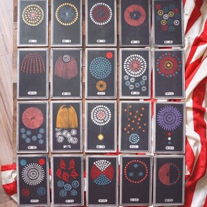Peut inclure: Un ensemble de 18 cartes noires et blanches avec diff&eacute;rents motifs de feux d'artifice. Chaque carte est num&eacute;rot&eacute;e et porte les mots "No." et "75" imprim&eacute;s dessus.