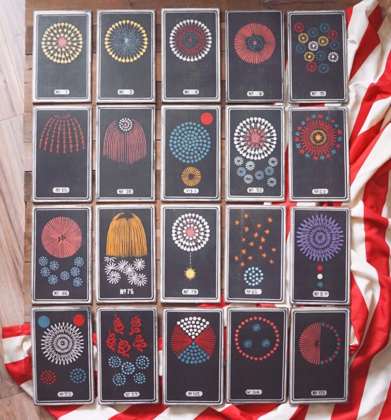 Peut inclure: Un ensemble de 18 cartes noires et blanches avec diff&eacute;rents motifs de feux d'artifice. Chaque carte est num&eacute;rot&eacute;e et porte les mots "No." et "75" imprim&eacute;s dessus.