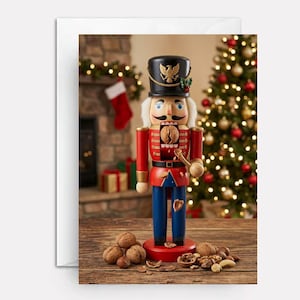 Peut inclure: Une figurine casse-noisette en bois portant un chapeau noir avec un emblème d'aigle doré, une veste rouge à bordure dorée et un pantalon bleu. Le casse-noisette a une noix fendue dans la bouche, avec plusieurs noix entières et brisées à sa base.