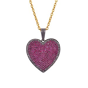 Puede incluir: Un collar con colgante en forma de corazón y cadena dorada. El colgante está relleno de pequeñas piedras preciosas rosas y delineado con piedras transparentes. El colgante mide aproximadamente 3,8 cm de ancho.