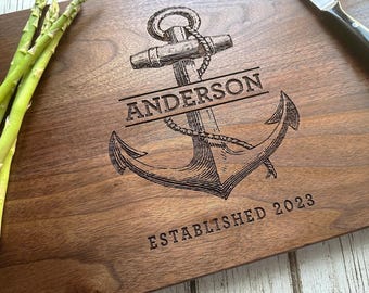 Planche à découper personnalisée gravée - Cadeau de charcuterie ancre nautique
