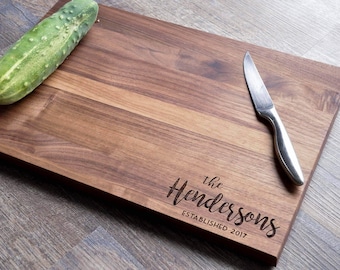 Tabla de cortar de nogal grabada y personalizada – Regalo personalizado para bodas o inauguración de casa