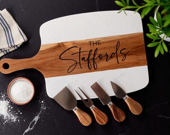 Gepersonaliseerde charcuteriebord van marmer en hout – op maat gegraveerd huwelijks-, huwelijks- of housewarmingcadeau