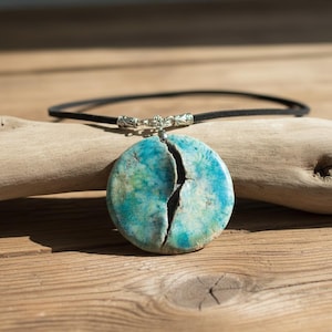 Raku-Keramik-Halskette - Runder Anhänger an Lederband - handgemachter Keramikschmuck, 958