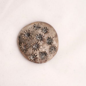 Srebrny ceramiczny kaboszon raku, materiały jubilerskie, akcesoria jubilerskie, akcesoria koralikowe, materiały koralikowe