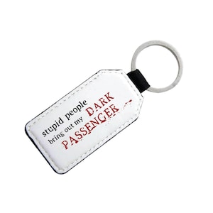 Les gens stupides font ressortir mon passager noir - Inspiré de Dexter - Porte-clés en cuir synthétique polyuréthane - Drôle - Cadeau