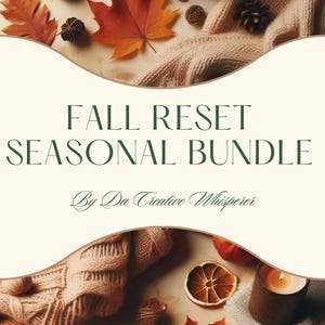 以下が含まれることがあります： 「FALL RESET SEASONAL BUNDLE」のテキストが入った秋をテーマにした画像。秋の葉、コーヒーマグ、キャンドル、居心地の良いニットブランケットが特徴です。装飾要素には、松ぼっくりと乾燥オレンジスライスが含まれています。