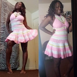 Peut inclure: Une robe en crochet rose et blanche avec des rayures jaunes. La robe a un d&eacute;collet&eacute; halter et une jupe &eacute;vas&eacute;e.