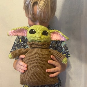Virkat PDF Baby Yoda Kawaii-mönster, Barnet Mandalorian Fan Art nedladdning av K. Bella Jolie LLC Ny Amigurumi Plyschdocka Ny