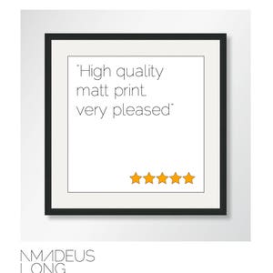 Op de afbeelding: Een zwarte ingelijste recensie met witte tekst die "High quality matt print. Very pleased." luidt en vijf gele sterren.