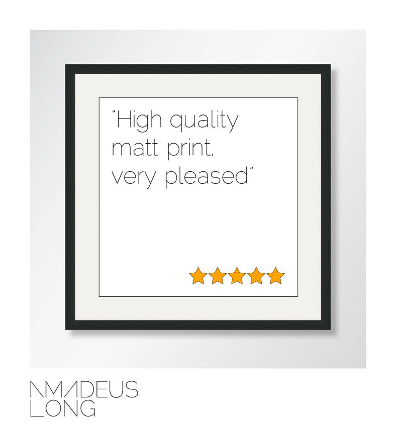 Op de afbeelding: Een zwarte ingelijste recensie met witte tekst die "High quality matt print. Very pleased." luidt en vijf gele sterren.