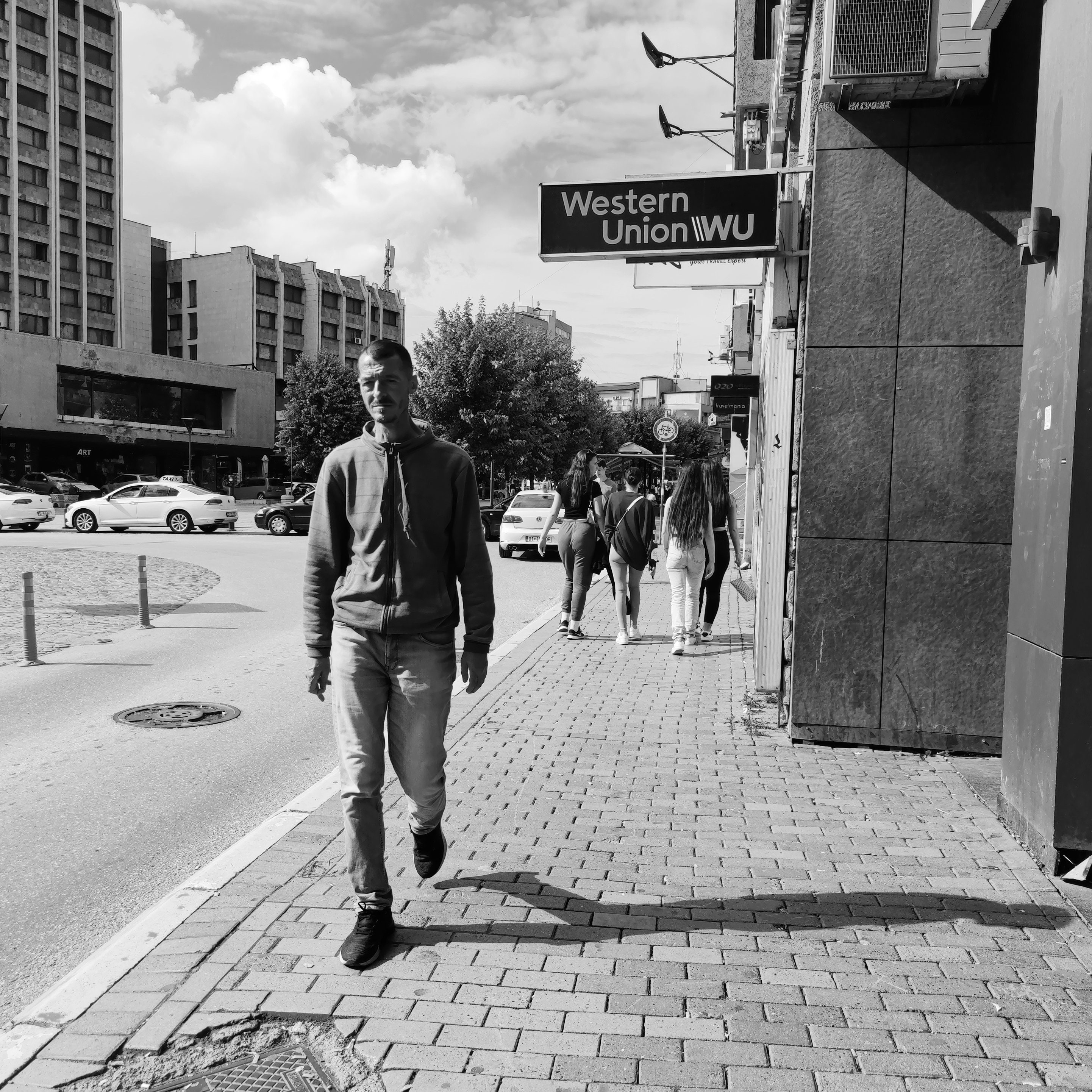 Pristina, Pristina, Pristina Druck, Kosovar Druck, Europa Fotografie, Straßenfotografie, Straßendruck, schwarzweiß, Osteuropa