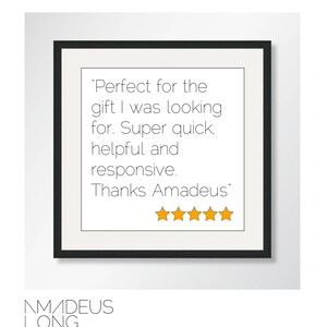 Puede incluir: Un marco negro con un paspart&uacute; blanco. La impresi&oacute;n contiene el texto: "Perfect for the gift I was looking for. Super quick, helpful and responsive. Thanks Amadeus" con cinco estrellas doradas.
