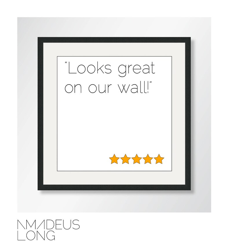 Op de afbeelding: Een zwart ingelijst beeld met een witte achtergrond en de tekst "Looks great on our wall!" in zwart. Vijf gele sterren staan onder de tekst.