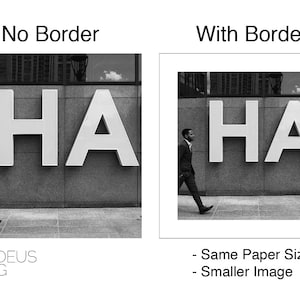 K&ouml;nnte beinhalten: Ein Schwarzwei&szlig;foto einer Person, die vor einem Geb&auml;ude mit dem Wort "HAHA" in gro&szlig;en Buchstaben darauf geht.