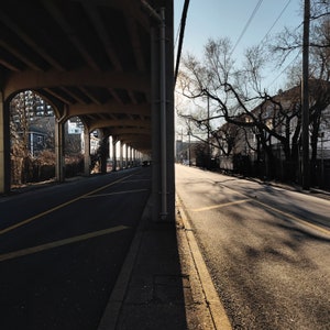 Far Rockaway, Rockaway, Queens, Nueva York, Impresión simétrica, Luz dorada, Estados Unidos, Fotografía artística, Open Road, Queens, Nueva York