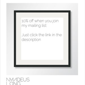 K&ouml;nnte beinhalten: Ein schwarzer Rahmen mit wei&szlig;em Text, der "10% Rabatt, wenn Sie meiner Mailingliste beitreten. Klicken Sie einfach auf den Link in der Beschreibung." lautet. Der Text "AMADEUS LONG" befindet sich unter dem Rahmen.