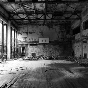 Tschernobyl Fotografie, Pripyat Fotografie, Ukraine Fotografie, Ukraine Kunst, schwarz weiss, Basketballplatz, Geisterstadt, verlassen, Kunst