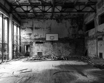 Ukraine Fotografie, Pripyat Fotografie, Ukraine Fotografie, Ukraine Kunst, Schwarz Weiß, Basketball Court, Geisterstadt, Verlassen, Kunst