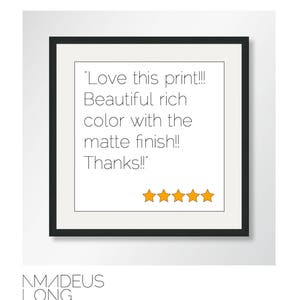 Puede incluir: Una impresi&oacute;n enmarcada con borde negro y paspart&uacute; blanco. La impresi&oacute;n presenta el texto "Love this print!!! Beautiful rich color with the matte finish!! Thanks!!" con cinco estrellas doradas.