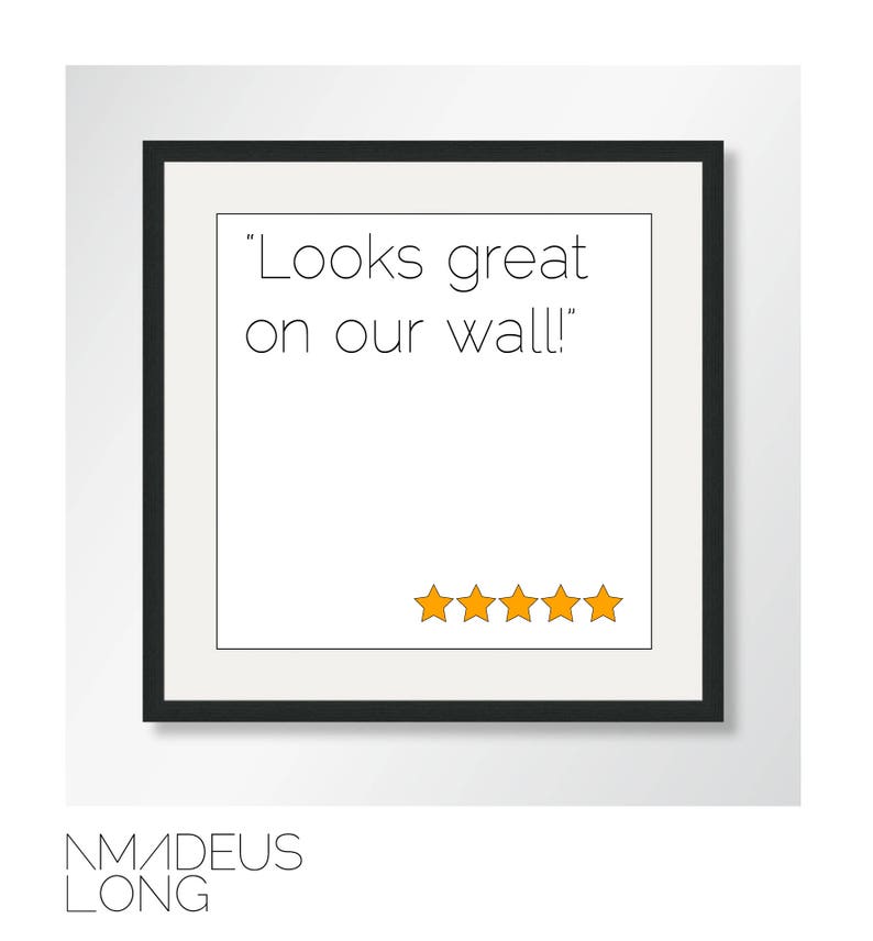 K&ouml;nnte beinhalten: Ein schwarzer Bilderrahmen mit wei&szlig;em Hintergrund und dem Text "Looks great on our wall!" in Schwarz. Unter dem Text befinden sich f&uuml;nf gelbe Sterne.