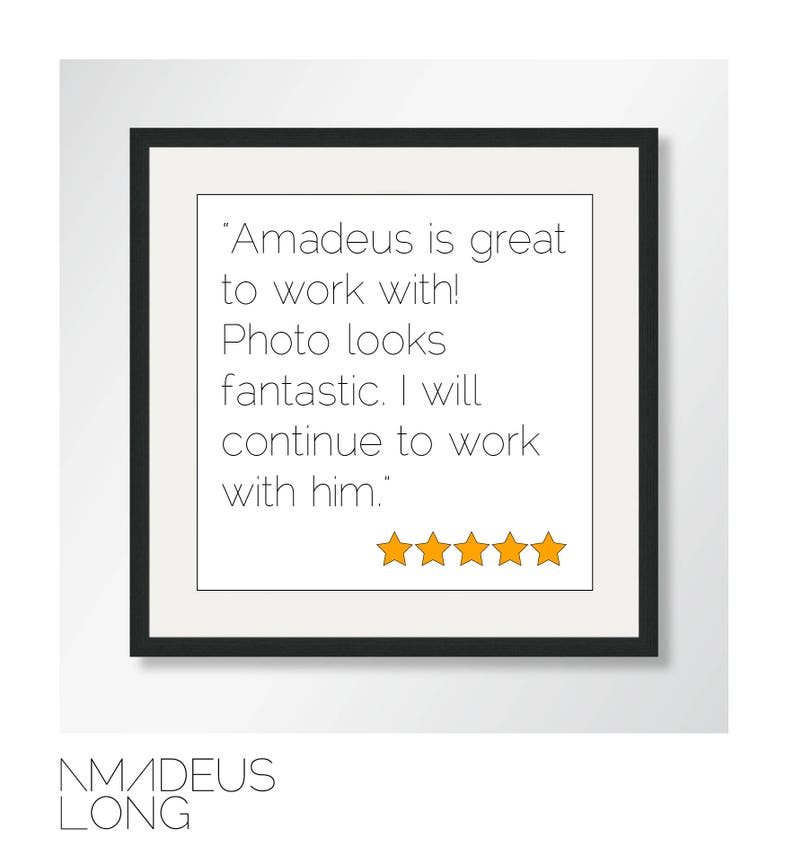 K&ouml;nnte beinhalten: Ein schwarz-wei&szlig; gerahmtes Testimonial mit einer F&uuml;nf-Sterne-Bewertung. Der Text lautet "Amadeus ist gro&szlig;artig, mit dem man zusammenarbeiten kann! Das Foto sieht fantastisch aus. Ich werde weiterhin mit ihm zusammenarbeiten."