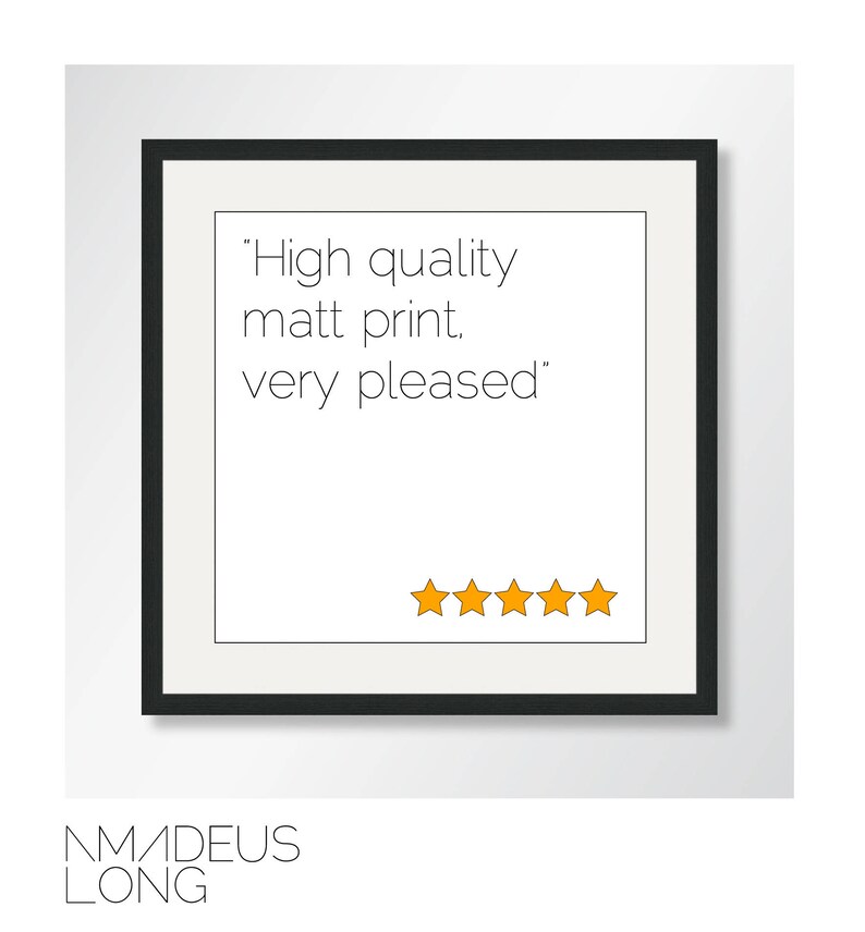 K&ouml;nnte beinhalten: Eine schwarze gerahmte Bewertung mit wei&szlig;em Text, der "High quality matt print. Very pleased." lautet und f&uuml;nf gelbe Sterne.