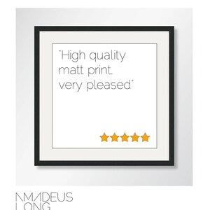 K&ouml;nnte beinhalten: Ein schwarzer Bilderrahmen mit wei&szlig;em Hintergrund und dem Text "High quality matt print. very pleased" in schwarzer Schrift. Unter dem Text befinden sich f&uuml;nf gelbe Sterne.