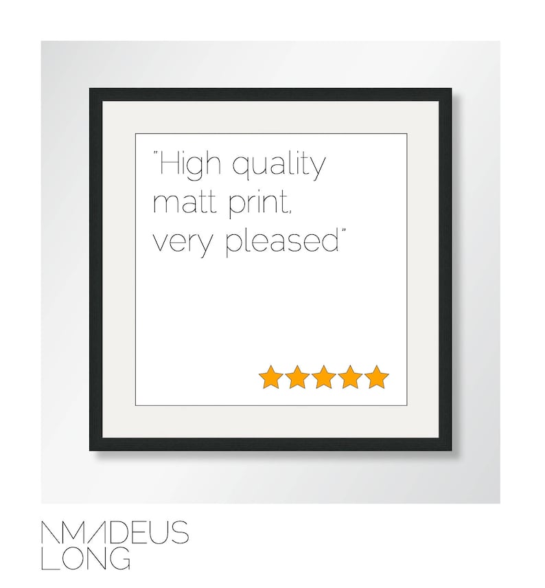 K&ouml;nnte beinhalten: Ein schwarzer Bilderrahmen mit wei&szlig;em Hintergrund und dem Text "High quality matt print. very pleased" in schwarzer Schrift. Unter dem Text befinden sich f&uuml;nf gelbe Sterne.