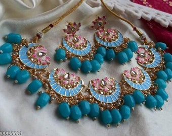 Beautiful Antique Gold-Toned Kundan & Pearl Floral Jewelry Set With Maang Tikka, Choker Necklace, Earring | Bollywood Indian Jewelry Set.