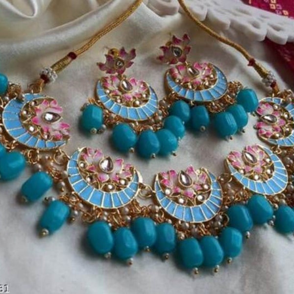 Beautiful Antique Gold-Toned Kundan & Pearl Floral Jewelry Set With Maang Tikka, Choker Necklace, Earring | Bollywood Indian Jewelry Set.
