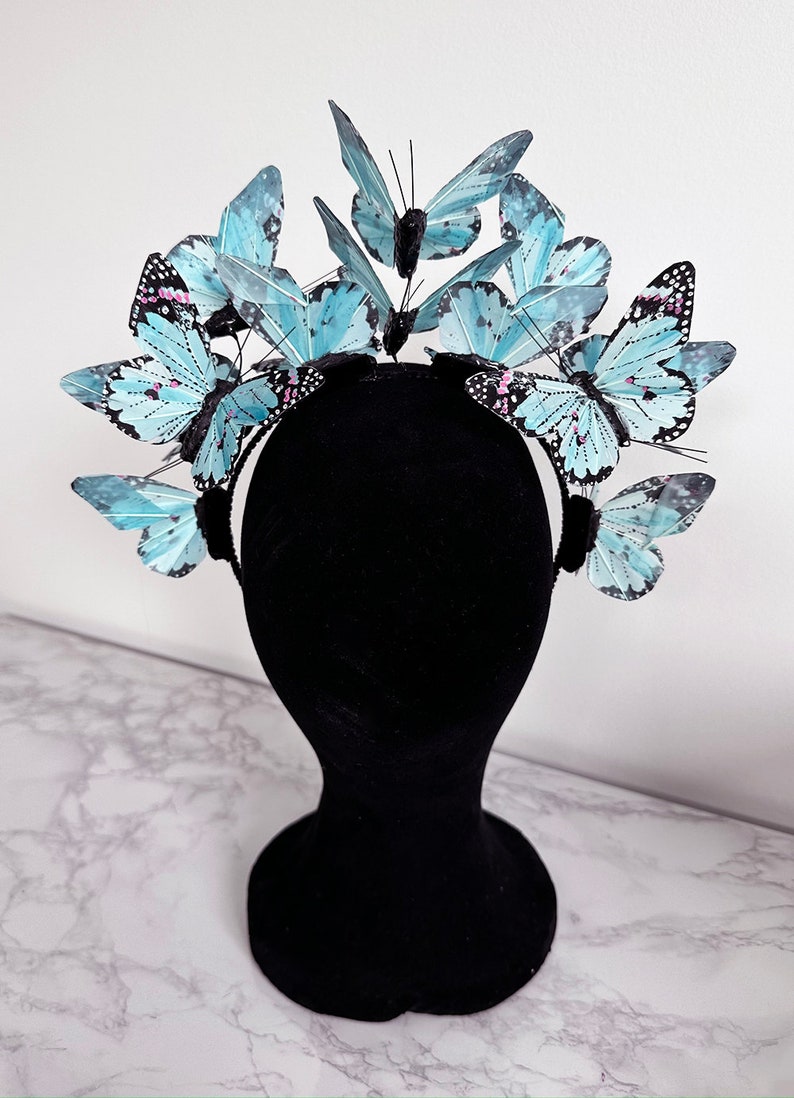 Blauer Schmetterling Fascinator, Blauer Monarchfalter Haarreif, Aqua Schmetterling Derby Kronenhut Bild 4