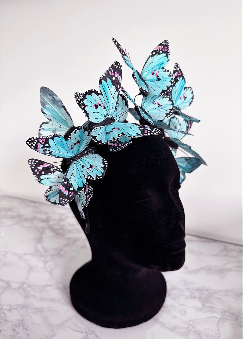 Blauer Schmetterling Fascinator, Blauer Monarchfalter Haarreif, Aqua Schmetterling Derby Kronenhut Bild 2