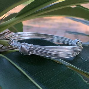 Pulsera de pelo de elefante en plata de ley con dos nudos y siete hebras - Pulsera ajustable con nudo de elefante