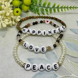 Juego de pulseras Peace Love Happiness para pensamientos positivos e inspiración. También se vende por separado.