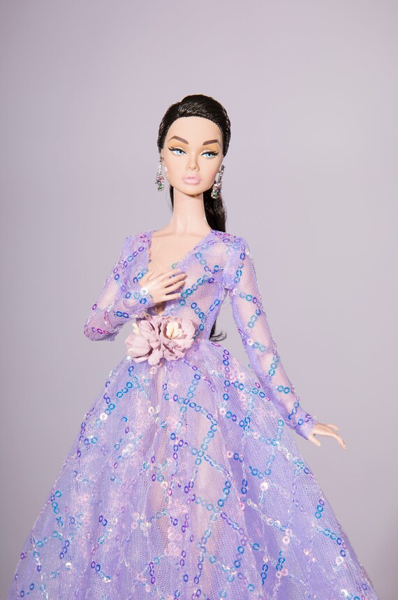 Barbie Fille Avec Une Robe Violette