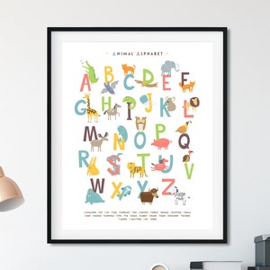 Peut inclure: Une affiche d'alphabet animal color&eacute; avec des illustrations d'animaux pour chaque lettre de l'alphabet. L'affiche a un fond blanc avec du texte noir et un cadre noir.