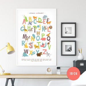 Peut inclure: Une affiche d'alphabet color&eacute;e avec des animaux pour chaque lettre. L'affiche est imprim&eacute;e sur du papier blanc et a un cadre blanc. L'affiche mesure 16x24 pouces.