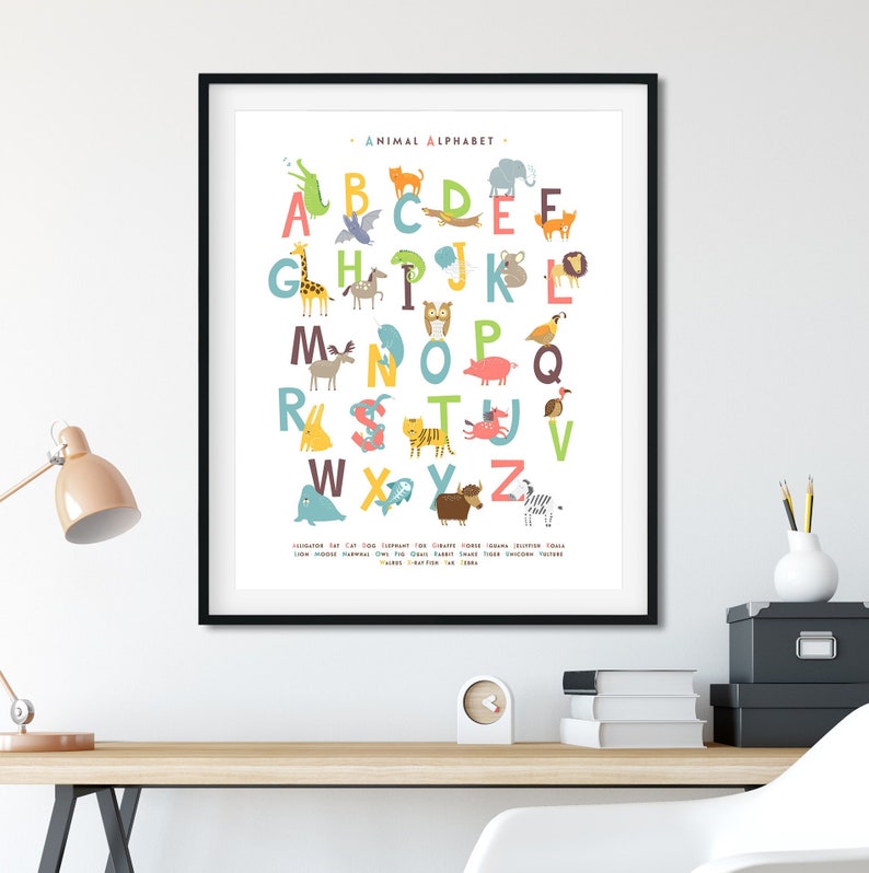 Peut inclure: Une affiche d'alphabet animal color&eacute; avec des illustrations d'animaux pour chaque lettre de l'alphabet. L'affiche a un fond blanc avec du texte noir et un cadre noir.