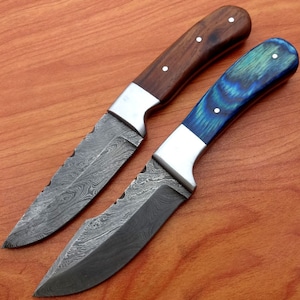 Set di 2 coltelli skinner in acciaio Damasco forgiati a mano personalizzati W/Sheath