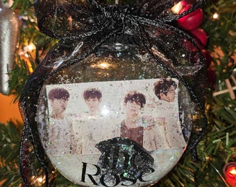 The Rose Snowy Group Ornament