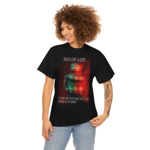 Könnte beinhalten: Schwarzes T-Shirt mit einem Grafikdruck einer Person mit einer roten und grünen Überlagerung. Der Text "Jackson Wang" und "Touch the Match and the Flame, Extinguish the Dream" ist auf dem Shirt aufgedruckt.