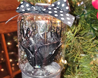 Het op een roos op een roos geïnspireerde ornament