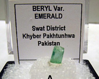 Pakistani Emerald Thumbnail Specimen, Loose Gemstone, DIY Jewelry, Healing Stone